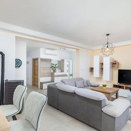 Дом отдыха 3 Bedroom Gorgeous In Пула