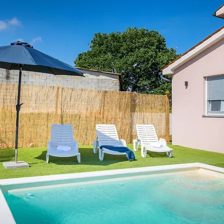 3 Bedroom Gorgeous In Пула