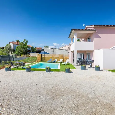 3 Bedroom Gorgeous In Дом отдыха Пула